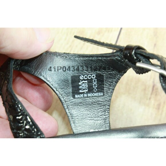 Ecco Sensata Black Embossed Leather T-Strap Casual Sandals Size 41 US 11 - Picture 8 of 10